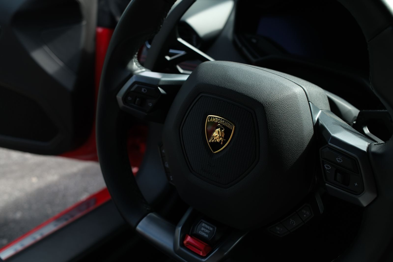 Кермо Lamborghini Huracán з гербом
